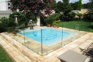 樓梯和水池柵欄