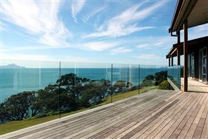 樓梯和水池柵欄